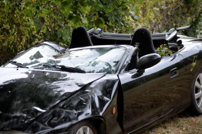 Frau ueberschlaegt sich alkoholisiert innerorts mit Cabrio und wird darunter eingeklemmt in Kernen-Rommelshausen